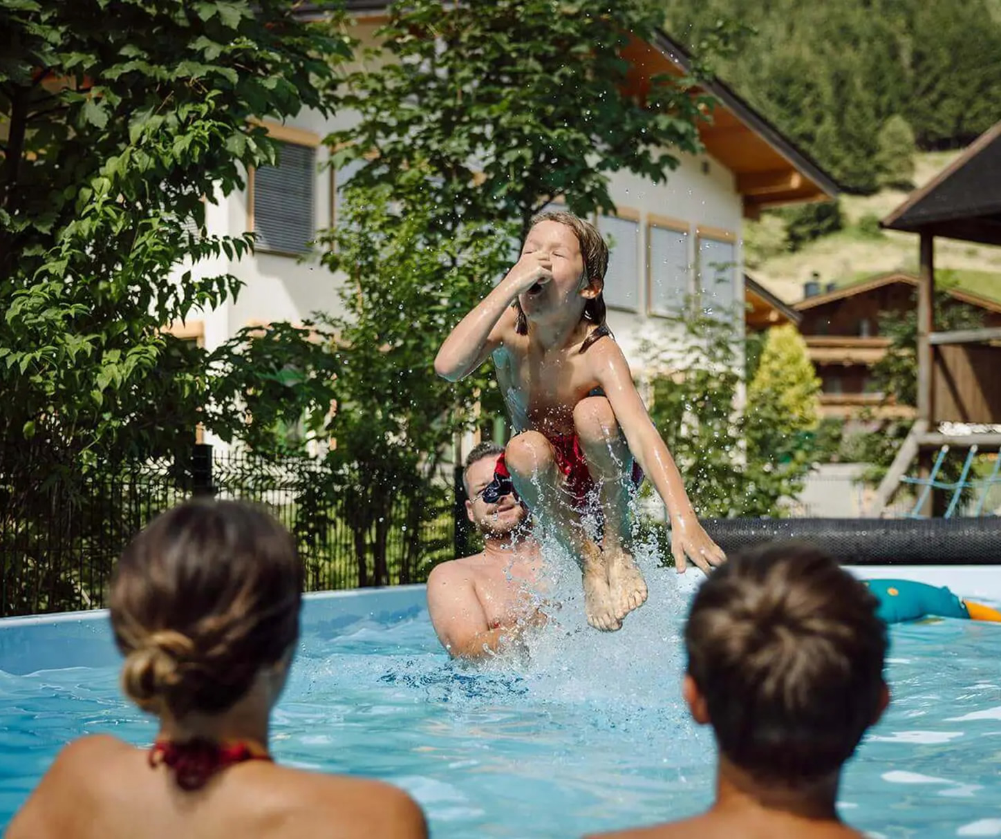 Badespaß beim Familienurlaub im Sommer im Familienhotel Salzburger Hof in Dienten am Hochkönig, Österreich